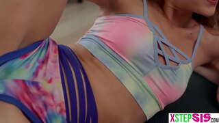 Gamay lakang igsoon nga babaye ug sa iyang hugot nga higala stepbro sa pagkuha sa usa ka wala damha nga boner alang kanila