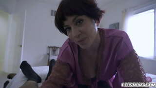 Liderlige mor Jessica Ryan tager i hendes stedsøn til at sutte hans unge pik