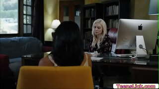 Avi හා ආදරය පමණක් නැරඹීමට Kenzie ටේලර් පත්වෙන ලෙව කෑම ඇගේ මෝඩයෙක්