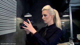 Big boobs MILF cop Here Haea whero taonga tākaro brunette mauhere Maddy E Reilly i roto i te tari ka whero fucks ia, me te Veronica Avluv i roto i te whare herehere pūtau threesome