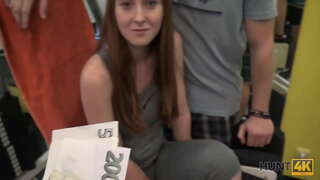 HUNT4K. Sess għall-flus kontanti permessi hunter għall-mara tiegħu tagħha fil-vojt fenomenali