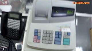 בלונדינית מותק מוכרת שקיות והלם