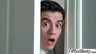 Slut qiz (olmos Jekson) dumaloq katta ko&#039;krak bilan ofisda mixlangan vid-09