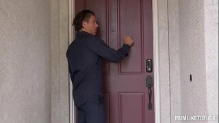 Milf Eva Notty crams savo stora pūlingas su masyvi varpa, o jos didžiulis boobs linguoti