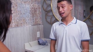 ���િયેના કાળા પડેલા તેના મિત્ર Wacking બંધ સાથે તેના Moms બ્રા!