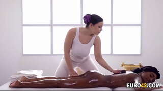 أنا أحب بلدي مثلية المدلك ضخمة الثدي